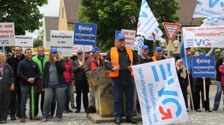 Mit Fahnen, Plakaten und Trillerpfeifen demonstrierten Busunternehmer und ihre Angestellten vor dem Landratsamt gegen eine europaweite Ausschreibung.