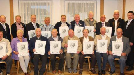 Von 41 zur Ehrung vorgesehenen Mitgliedern waren 16 anwesend. Der Vierte vorne von rechts ist Anton Vötterl aus Rehling-Oberach, seit 60 Jahren Mitglied der Genossenschaftsbank. 
