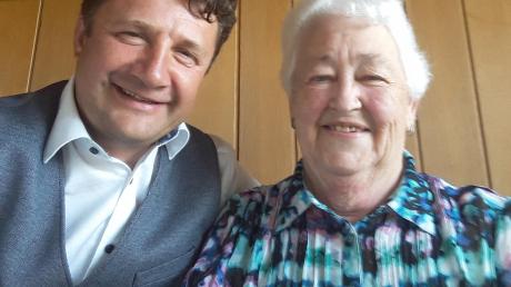 Petersdorfs Bürgermeister Dietrich Binder (links) gratulierte Frieda Stadler zum 85. Geburtstag. 	