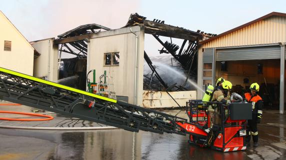 Kühbach-Paar/Augsburg: Ursache für Großbrand in Maschinenhalle in Paar  steht fest