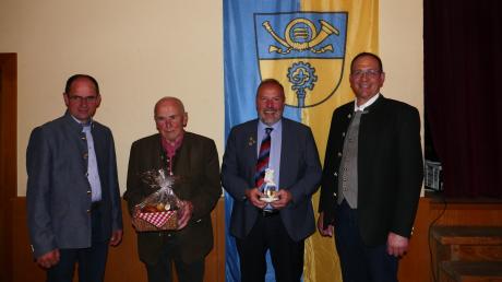 Für ihre Verdienste wurden Hubertus Schmid (2. v. l.) und Remigius Happach geehrt. Bürgermeister Martin Höck (rechts) und sein Stellvertreter Konrad Schönherr (links) überreichten ihnen Geschenke. 