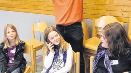 Beim Training mit Klaus Kratzer in der Eichenwaldschule wird von den Kindern die Reaktion auf einen anonymen Anruf geprobt. 
