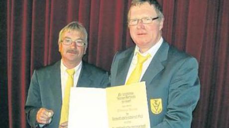 Mit der Verdienstnadel des BLSV in Silber mit Gold wurde Thomas Haase (rechts) von Helmut Stürzenhofecker ausgezeichnet. 