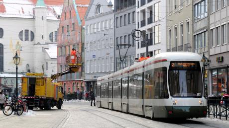 Straßenbahnen und Busse in Augsburg fahren an Marktsonntagen jetzt öfter.