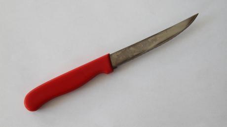 Ein Messer mit einer 20 Zentimeter langen Klinge hatte ein Mann beim Besuch eines Lokals in Donauwörth dabei.
