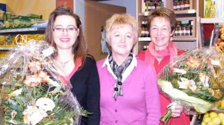 Nicht nur der Dorfladen, sondern auch die beiden Mitarbeiterinnen der ersten Stunde feiern zehntes Jubiläum: Geschäftsführerin Johanna Glink (Mitte) bedankte sich für die Treue mit Blumen bei Manuela Wolf (links) und Anneliese Lindenmayr. 

