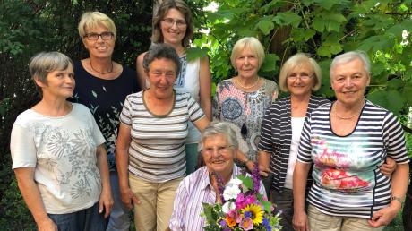 Regina Ehleiter (Zweite von links) und die Damen des Ellgauer Besuchsteams verabschiedeten bei einer kleinen Feierstunde Sofie Häusler (sitzend), die nach 19 Jahren ihre Tätigkeit im Besuchsdienst niederlegte. 	