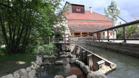 Am Ufer der Friedberger Ach liegt in Thierhaupten idyllisch das Klostermühlenmuseum. 