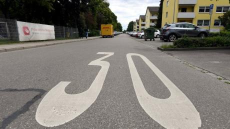 Die Alpenstraße ist im Neusässer Ausschuss oft Thema, weil Parkplätze fehlen. Nun gibt es den Vorschlag, hier eine Fahrradstraße einzurichten.