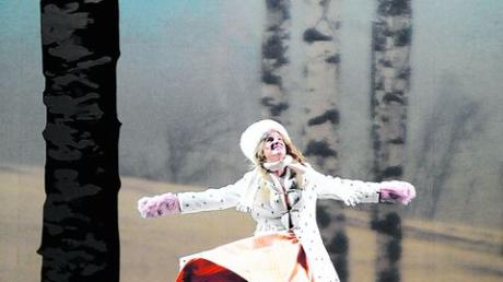 Claudia Plöckl als Schneekönigin auf dem Titelbild der Wiesbadener Theaterzeitung. Die Schauspielerin aus Gablingen feiert in der hessischen Landeshauptstadt viele Erfolge. Foto: Lena Obst (oh)