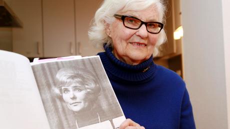 Dieses Buch mit Bildern, Artikeln und anderen Erinnerungen an das Augsburger Kabarett „Die Scheibenwischer“ bekam Eva Flecken von ihrem Mitstreiter Günter Gans zum 80. Geburtstag geschenkt.