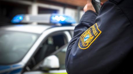  Die Günzburger Polizei fahndet nach einem Mann in einem Volvo, SUV, der absichtlich einen 35-Jährigen angefahren hat. 