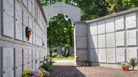 Weil immer mehr Urnengräber nachgefragt werden, benötigen Friedhöfe weniger Platz. Gessertshausen gewinnt so in zwei Ortsteilen Bauland.	 	