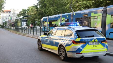 Bei einem Unfall mit einer Straßenbahn in der Augsburger Innenstadt ist ein 15-Jähriger schwer verletzt worden.