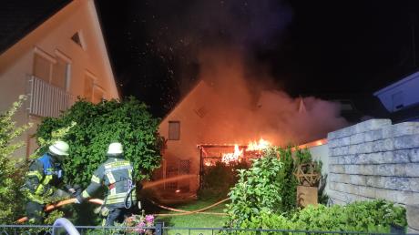 Ein Brand in der Schafweidsiedlung in Göggingen hielt am späten Sonntagabend die Einsatzkräfte der Feuerwehr in Atem.