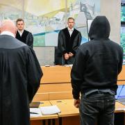 Wegen tödlicher Messerstiche vor einem Würzburger Club im September 2023 muss sich ein 22-Jähriger jetzt am Landgericht verantworten. Zur Tatnacht gibt es mehrere unterschiedliche Darstellungen.