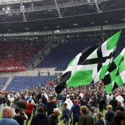 Fans von Hannover 96 stürmen am Sonntag den Platz in der Heinz-von-Heiden-Arena. 