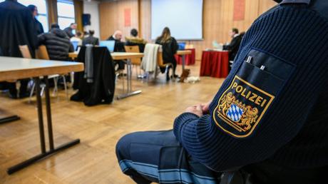 Vier Monate dauert der große Prozess gegen eine Drogenbande in Würzburg bereits an. Bewacht von  Polizei, findet die Verhandlung des Landgerichts aufgrund der vielen Angeklagten und Beteiligten im CVJM-Haus statt. 