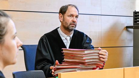 Oberstaatsanwalt Thorsten Seebach hat einen 23-Jährigen wegen seiner Messerstiche am Landgericht Würzburg angeklagt. Gegen die Aufhebung des Haftbefehls hat er Beschwerde eingereicht.