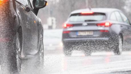 Starker Regen hat am Samstagnachmittag auf der B2 bei Langweid eine Unfallserie ausgelöst. 