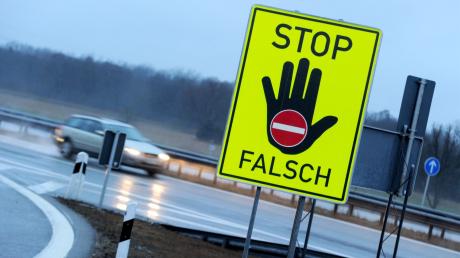 Große Gefahr - Geisterfahrer: Ein solches Schild warnt Autofahrer und Autofahrerinnen davor, irrtümlich auf der falschen Seite auf die Autobahn zu fahren.