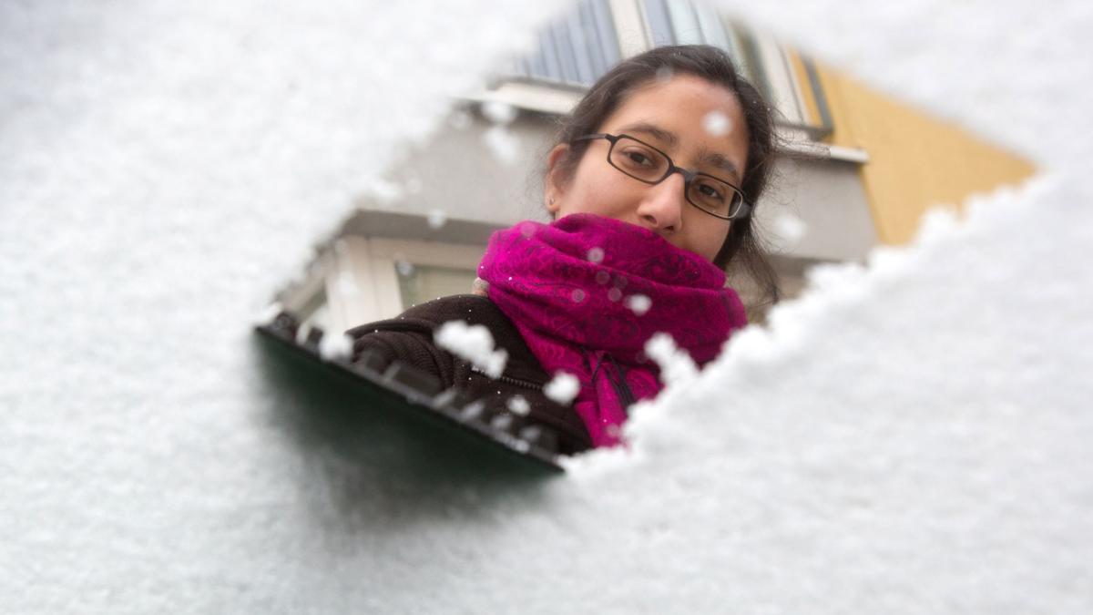 Guckloch reicht nicht: Autoscheiben von Schnee und Eis befreien