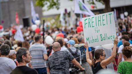 „Freiheit für Michael Ballweg“ steht auf dem Schild einer "Querdenken"-Demo-Teilnehmerin.