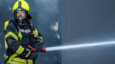 Mehrere Feuerwehren wurden in der Silvesternacht zum Löschen von Bränden - meist verursacht von Feuerwerkskörpern - gerufen.