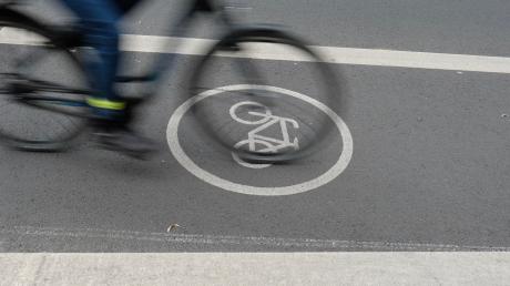 Zwei Radfahrer sind in Möttingen zusammengestoßen.