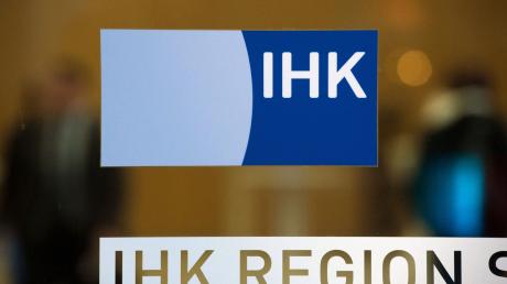 Das Logo der Industrie- und Handelskammer (IHK) Region Stuttgart, aufgenommen am Hauptgebäude der IHK.