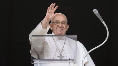 Papst Franziskus erteilt den Gläubigen während des Angelusgebets auf dem Petersplatz im Vatikan seinen Segen.