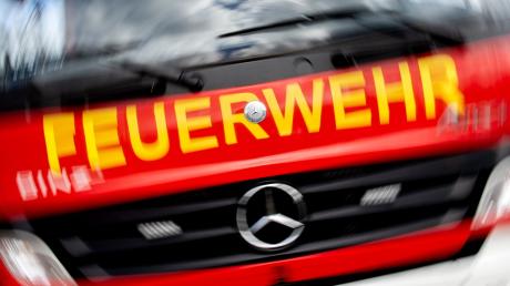 Die Feuerwehren aus Offingen, Schnuttenbach und Burgau mussten am Samstag einen Brand in einer Lagerhalle in Offingen löschen.