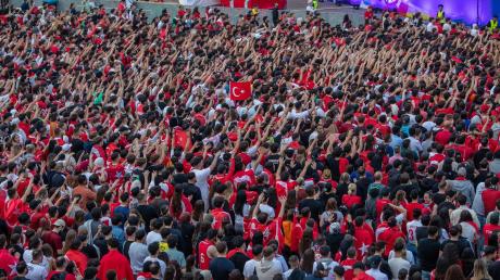 Zahlreiche türkische Fans sehen sich beim Public Viewing das EM-Fußballspiel an.