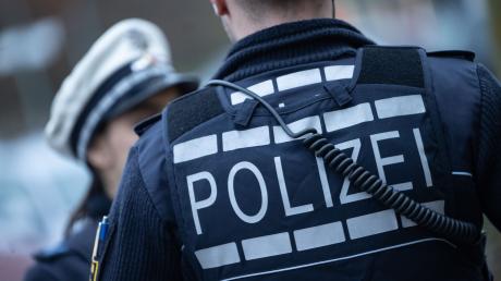 Zwei Polizisten sind bei einem Einsatz in Neu-Ulm verletzt worden.