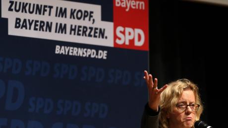 Keine leichte Rede: Bayerns SPD-Chefin Natascha Kohnen analysiert an ihrem 51. Geburtstag in Günzburg die heftige Wahlschlappe ihrer Partei vor 14 Tagen. Sie war die Spitzenkandidatin. 