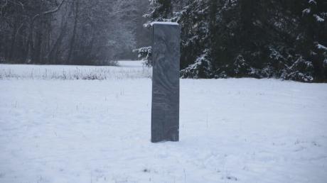 Diese etwa zwei Meter hohe Skulptur steht auf einem Feld bei Hohenschwangau. Was es mit dem Monolithen auf sich hat, ist völlig unklar.