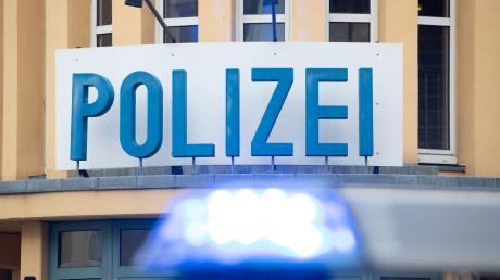 In Odelzhausen wird ein Angestellter von drei Männern überfallen. Sie bedrohen ihn mit einer Waffe. 