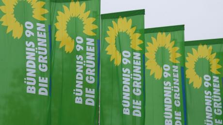 Fahnen der Partei Bündnis 90 Die Grünen sind vor der Inselhalle aufgezogen.