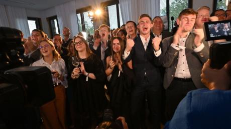 Anhänger der CSU reagieren bei der Wahlparty nach der Bekanntgabe der ersten Prognose zur Landtagswahl.