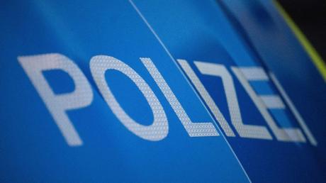 Laut Polizei kam es am Donnerstag zu einem Unfall beim Ausparken in Zusmarshausen. 