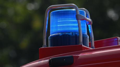 In Penzing musste die Feuerwehr mit helfen Öl zu sicher, das aus einem Transporter in einen Bach gelangt war.