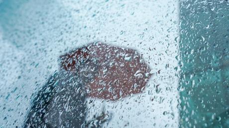 Ein Passant schlägt in Burgau mit seinem Regenschirm zu und verletzt einen 32-jährigen Mann. 