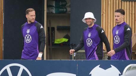 Alltag in der Mannschafts-WG: Torwart Oliver Baumann, Thomas Müller und Robin Koch kommen zum Training.