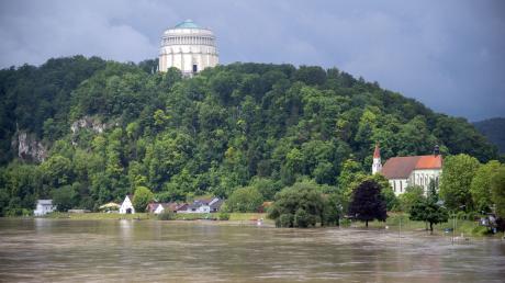 Blick von der Maximiliansbrücke in Kelheim aus auf die Befreiungshalle und das Hochwasser der Donau.
