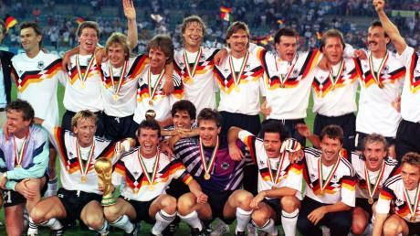 Die deutsche Mannschaft stellt sich nach dem 1:0-Finalsieg bei der Weltmeisterschaft zum Mannschaftsfoto auf.