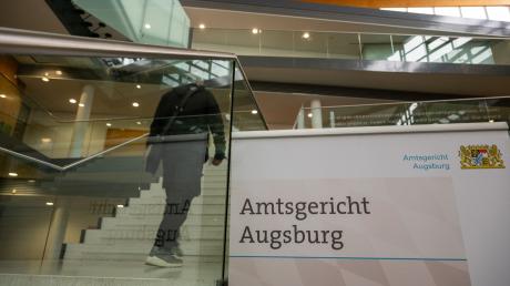 Ein Mann geht im Augsburger Strafjustizzentrum eine Treppe hinauf.