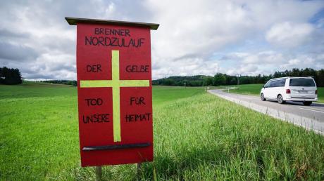 Ein Protestschild mit der Aufschrift «Brenner Nordzulauf - Der gelbe Tod für unsere Heimat».