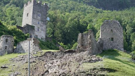 Nach heftigen Regenfällen ist ein Teil der Burg Falkenstein im Landkreis Rosenheim abgerutscht.