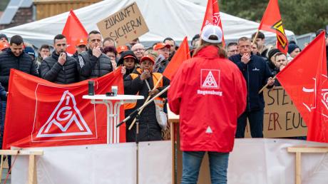 Streikende Mitarbeiter nehmen im April an einer Kundgebung der IG-Metall in Bayern teil.