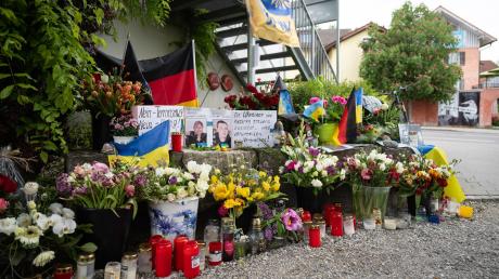 Neben dem Einkaufszentrum an dem am 27.04.2024 zwei Männer aus der Ukraine getötet worden sind, wurden Blumen niedergelegt.